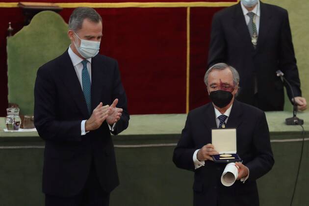 *ATT EDITORS: ADDS RESTRICTIONS** Spanish biochemist Mariano Barbacid (R) receives from Spain s King Felipe (L) the Medal of Echegaray during the handing ceremony held at the headquarters of the Spanish Royal Academy of Sciences, in Madrid, central Spain, 11 November 2020. Handing ceremony of the Medal of Echegaray !ACHTUNG: NUR REDAKTIONELLE NUTZUNG!  Copyright: xJuanJoxMartinx GRAF8068 20201111-637407215572630811