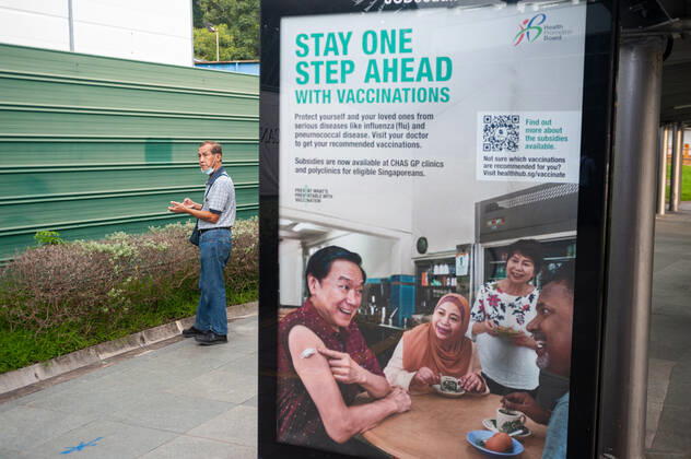 11.11.2020, Singapur, Republik Singapur, Asien - Ein Werbeplakat an einer Bushaltestelle wirbt inmitten der Coronavirus-Krise (Covid-19) fuer eine allgemeine Impfkampagne und Gesundheitsvorsorge. Mittlerweile ist die Anzahl der taeglichen Neuinfektionen auf ein ueberschaubares Minimum gesunken und es gibt fast nur noch importierte Faelle, die sich nach der Einreise sofort in Quarantaene begeben.