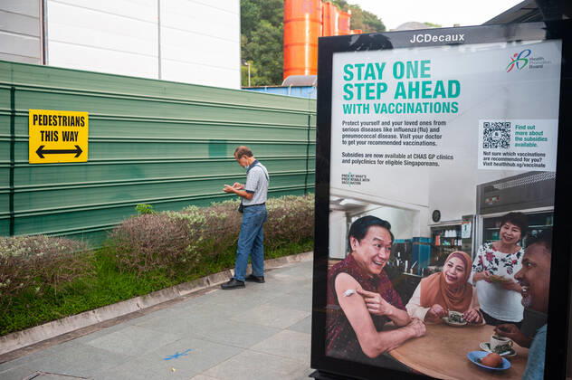 11.11.2020, Singapur, Republik Singapur, Asien - Ein Werbeplakat an einer Bushaltestelle wirbt inmitten der Coronavirus-Krise (Covid-19) fuer eine allgemeine Impfkampagne und Gesundheitsvorsorge. Mittlerweile ist die Anzahl der taeglichen Neuinfektionen auf ein ueberschaubares Minimum gesunken und es gibt fast nur noch importierte Faelle, die sich nach der Einreise sofort in Quarantaene begeben.