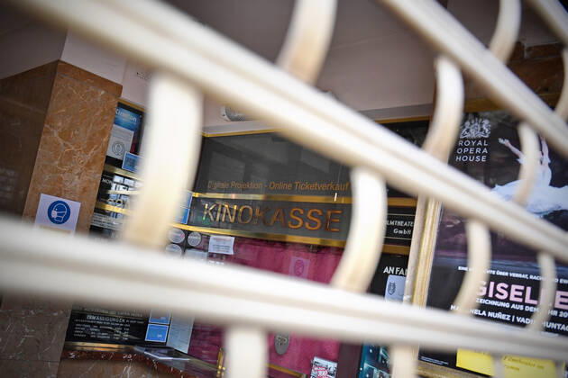 Themenbild: Coronavirus Pandemie Folgen fuer Kinos und Filmtheater Geschlossener Eingang vom Filmtheater am Sendlinger Tor in Muenchen am 11.11.2020. Ein Rollgitter vor der geschlossenen Kinokasse. Schliessung-Folge der Corona Pandemie,Lockdown,Shutdown,Inzidenzwert.