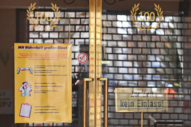 Themenbild: Coronavirus Pandemie Folgen fuer Kinos und Filmtheater Geschlossener Eingang vom Filmtheater am Sendlinger Tor in Muenchen am 11.11.2020. Hinter verschlossenen Tueren steht ein Schild ZUR ZEIT KEIN EINLASS! Ein Plakat weisst auf die Sicherheits-Hygiene- und Abstandsregeln hin. Schliessung-Folge der Corona Pandemie,Lockdown,Shutdown,Inzidenzwert.
