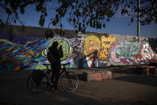 Grafitti des Kuenstlers Eme Freethinker mit Bild von US Praesident Donald Trump und Schrift Goodbye Piece of Shit in Mauerpark in Berlin am 12. November 2020. Donald Trump Graffiti in Berlin