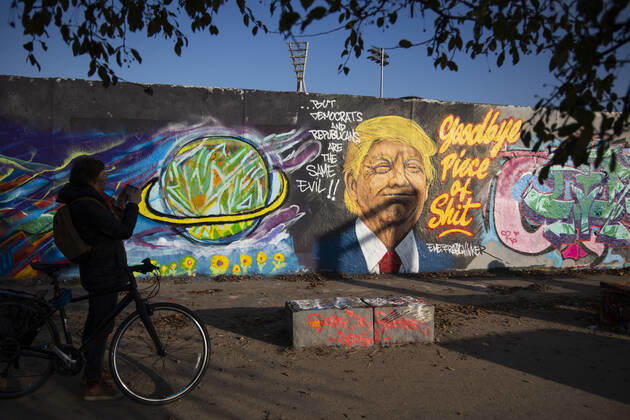 Grafitti des Kuenstlers Eme Freethinker mit Bild von US Praesident Donald Trump und Schrift Goodbye Piece of Shit in Mauerpark in Berlin am 12. November 2020. Donald Trump Graffiti in Berlin