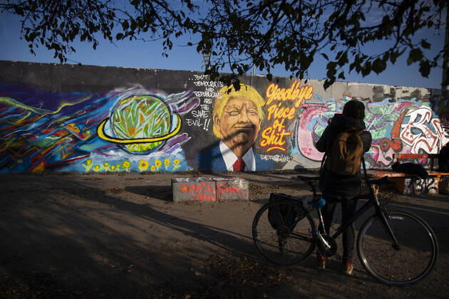 Grafitti des Kuenstlers Eme Freethinker mit Bild von US Praesident Donald Trump und Schrift Goodbye Piece of Shit in Mauerpark in Berlin am 12. November 2020. Donald Trump Graffiti in Berlin