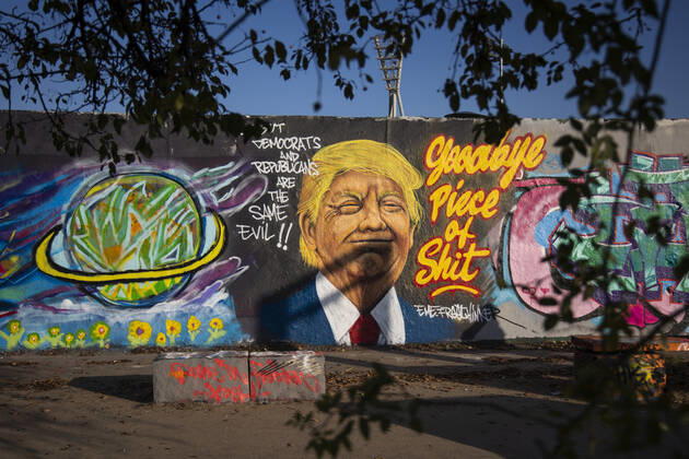 Grafitti des Kuenstlers Eme Freethinker mit Bild von US Praesident Donald Trump und Schrift Goodbye Piece of Shit in Mauerpark in Berlin am 12. November 2020. Donald Trump Graffiti in Berlin
