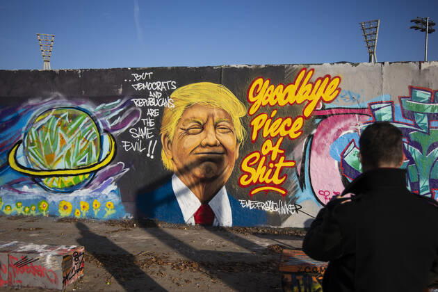 Grafitti des Kuenstlers Eme Freethinker mit Bild von US Praesident Donald Trump und Schrift Goodbye Piece of Shit in Mauerpark in Berlin am 12. November 2020. Donald Trump Graffiti in Berlin