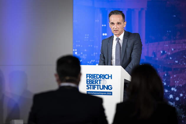 Heiko Maas, Bundesaussenminister, haelt die Laudation fuer Zoran Zaev (L), Ministerpraesident von Nordmazedonien, im Rahmen der Verleihung des Menschenrechtspreise 2020 der Friedrich-Ebert-Stiftung in Berlin, 16.11.2020. Berlin Germany