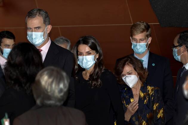 Spain s King Felipe VI (L) and Queen Letizia (C); accompanied by Deputy Prime Minister, Carmen Calvo (2-R); upon arrival at the Francisco Cerecedo Journalism Awards’ handover ceremony held in Madrid, Spain, 18 November 2020. King Felipe VI and Queen Letizia chair the Francisco Cerecedo Journalism Awards’ handover ceremony !ACHTUNG: NUR REDAKTIONELLE NUTZUNG!  Copyright: xChemaxMoyax GRAF1367 20201118-637413325302920629