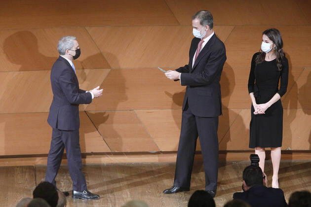 18-11-2020 Madrid Queen Letizia and King Felipe with Spanish journalist Vicente Valles attend the 37th edition of the ‘’Francisco Cerecedo’’ journalism award at the Prado museum in Madrid, Spain. No Spain  Copyright: xPPEx