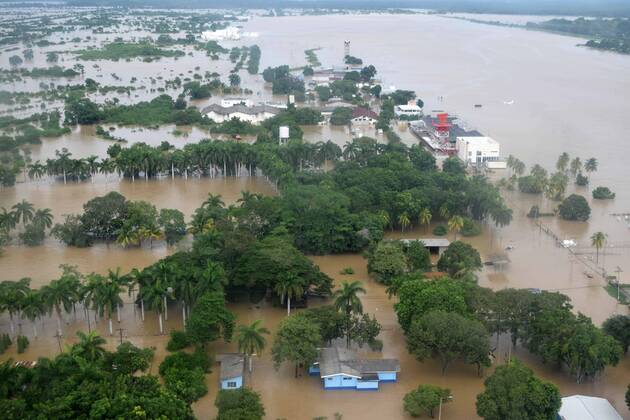 Bilder des Jahres 2020, News 11 November News Themen der Woche KW47 News Bilder des Tages Aerial view of the city of Villanueva in the department of Cortes, cut off from the city of San Pedro Sula due to the overflow of the Chamelecon River, Honduras, 18 November 2020. Tropical storm Iota, which left Honduras converted into a depression on Wednesday and crossed into El Salvador, has left six dead in its path through the country and a bleak outlook, with floods and damage to crops and infrastructure, thousands of victims and dozens of people waiting for a rescue. Cyclone Iota leaves six dead and a bleak panorama as it passes through Honduras !ACHTUNG: NUR REDAKTIONELLE NUTZUNG!  Copyright: xJosexVallex AME9335 20201119-637413560768929720
