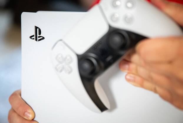 19-11-2020, Dordrecht - Nederlandse gamers kunnen vanaf vandaag de langverwachte PlayStation 5 gameconsole van Sony aanschaffen, heeft het Japanse elektronicaconcern bekendgemaakt. In Japan, Zuid-Korea, de Verenigde Staten, Canada, Mexico, Australië en Nieuw-Zeeland kunnen liefhebbers er al een week eerder een kopen. Foto: ANP HH Jeffrey Groeneweg Copyright: xHollandsexHoogtex xJeffreyxGroenewegx x425318470x