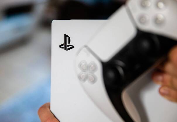 19-11-2020, Dordrecht - Nederlandse gamers kunnen vanaf vandaag de langverwachte PlayStation 5 gameconsole van Sony aanschaffen, heeft het Japanse elektronicaconcern bekendgemaakt. In Japan, Zuid-Korea, de Verenigde Staten, Canada, Mexico, Australië en Nieuw-Zeeland kunnen liefhebbers er al een week eerder een kopen. Foto: ANP HH Jeffrey Groeneweg Copyright: xHollandsexHoogtex xJeffreyxGroenewegx x425318479x