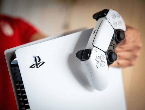 19-11-2020, Dordrecht - Nederlandse gamers kunnen vanaf vandaag de langverwachte PlayStation 5 gameconsole van Sony aanschaffen, heeft het Japanse elektronicaconcern bekendgemaakt. In Japan, Zuid-Korea, de Verenigde Staten, Canada, Mexico, Australië en Nieuw-Zeeland kunnen liefhebbers er al een week eerder een kopen. Foto: ANP HH Jeffrey Groeneweg Copyright: xHollandsexHoogtex xJeffreyxGroenewegx x425318512x