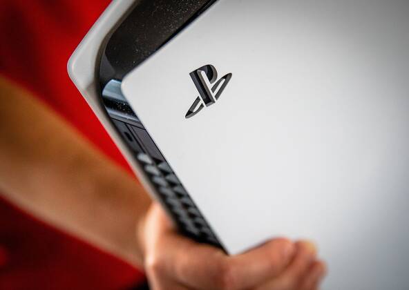 19-11-2020, Dordrecht - Nederlandse gamers kunnen vanaf vandaag de langverwachte PlayStation 5 gameconsole van Sony aanschaffen, heeft het Japanse elektronicaconcern bekendgemaakt. In Japan, Zuid-Korea, de Verenigde Staten, Canada, Mexico, Australië en Nieuw-Zeeland kunnen liefhebbers er al een week eerder een kopen. Foto: ANP HH Jeffrey Groeneweg Copyright: xHollandsexHoogtex xJeffreyxGroenewegx x425318525x