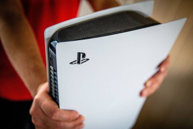 19-11-2020, Dordrecht - Nederlandse gamers kunnen vanaf vandaag de langverwachte PlayStation 5 gameconsole van Sony aanschaffen, heeft het Japanse elektronicaconcern bekendgemaakt. In Japan, Zuid-Korea, de Verenigde Staten, Canada, Mexico, Australië en Nieuw-Zeeland kunnen liefhebbers er al een week eerder een kopen. Foto: ANP HH Jeffrey Groeneweg Copyright: xHollandsexHoogtex xJeffreyxGroenewegx x425318534x