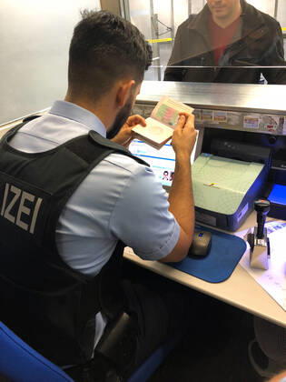 Passkontrolle der Bundespolizei am Flughafen Köln Bonn am 18. Januar 2018. Köln Deutschland