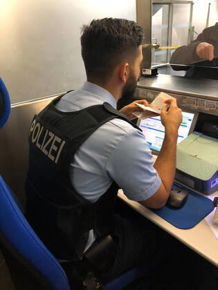 Passkontrolle der Bundespolizei am Flughafen Köln Bonn am 18. Januar 2018. Köln Deutschland