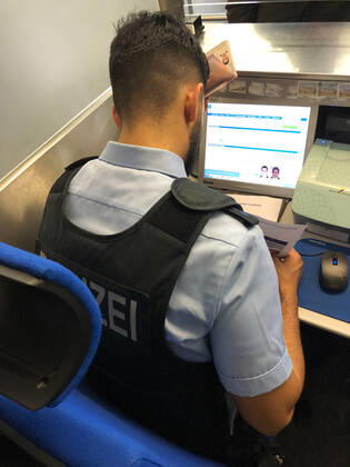 Passkontrolle der Bundespolizei am Flughafen Köln Bonn am 18. Januar 2018. Köln Deutschland