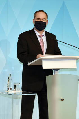 Hubert Aiwanger bei der Pressekonferenz zu den aktuellen Entwicklungen der Corona-Pandemie und Verschärfung der Maßnahmen zu deren Eindämmung im Prinz Carl Palais. München, 26.11.2020