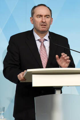 Hubert Aiwanger bei der Pressekonferenz zu den aktuellen Entwicklungen der Corona-Pandemie und Verschärfung der Maßnahmen zu deren Eindämmung im Prinz Carl Palais. München, 26.11.2020