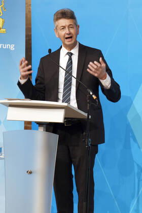 Michael Piazolo bei der Pressekonferenz zu den aktuellen Entwicklungen der Corona-Pandemie und Verschärfung der Maßnahmen zu deren Eindämmung im Prinz Carl Palais. München, 26.11.2020