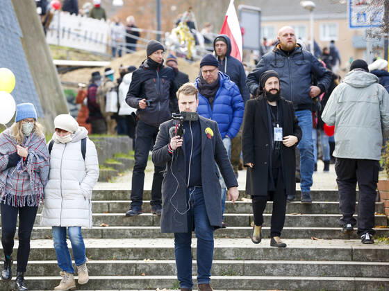 The Querdenken Initiative Querdenken 203 - Duisburg organsied a german-polish Anti-Covid-19 Protest on the 28th of November in the bordertown Frankfurt Oder (Germany) and Slubice (Poland) - The Demosntration is allowed on the german side but a local club also organised a counter-protest at the main station - The polish Authorities have frobidden all Protest on the 29 11 2020 in Slubice and annouced that they will use police force against the protestors. This will be the first international Anti-Covid Protest worldwide. The Right Wing Streamer Aktivist Mann