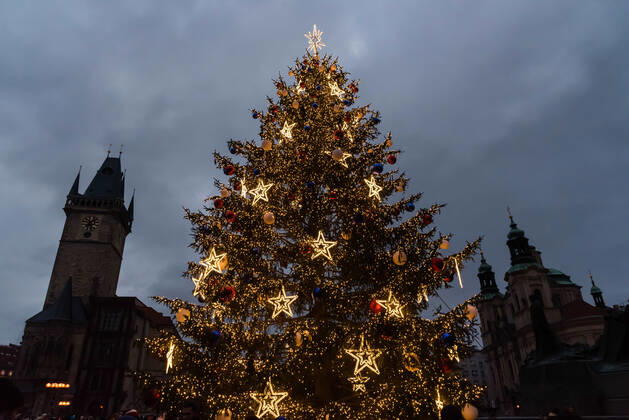 November 29, 2020, Prague, Czech Republic: Illuminated Christmas tree seen at the Old town square in Prague..Christmas tree was lit up at the Old town square (Staromestske namesti) in Prague during first Advent weekend. Famous Christmas market was cancelled due to the Coronavirus pandemic and current restriction in the Czech Republic. Prague Czech Republic - ZUMAs197 20201129_zab_s197_028 Copyright: xTomasxTkacikx