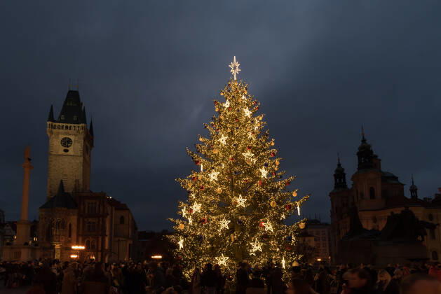 November 29, 2020, Prague, Czech Republic: Illuminated Christmas tree seen at the Old town square in Prague..Christmas tree was lit up at the Old town square (Staromestske namesti) in Prague during first Advent weekend. Famous Christmas market was cancelled due to the Coronavirus pandemic and current restriction in the Czech Republic. Prague Czech Republic - ZUMAs197 20201129_zab_s197_031 Copyright: xTomasxTkacikx