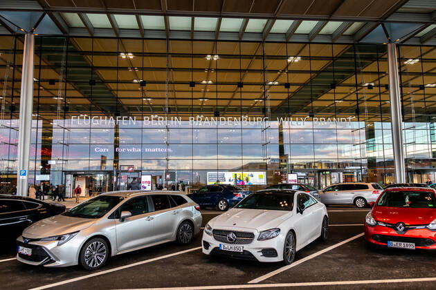Parkplatz vor dem Terminal 1 am Flughafen Berlin Brandenburg in Schönefeld