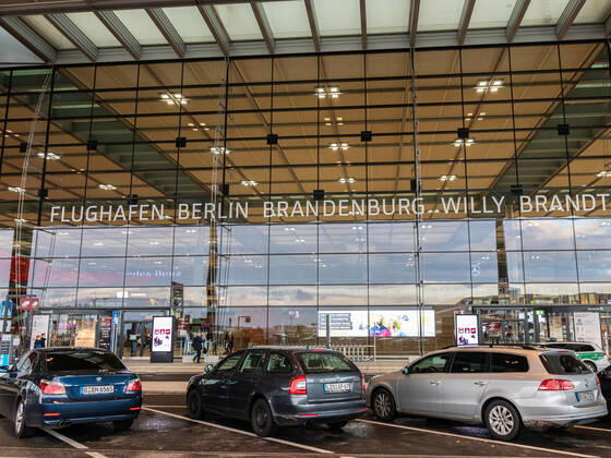 Parkplatz vor dem Terminal 1 am Flughafen Berlin Brandenburg in Schönefeld