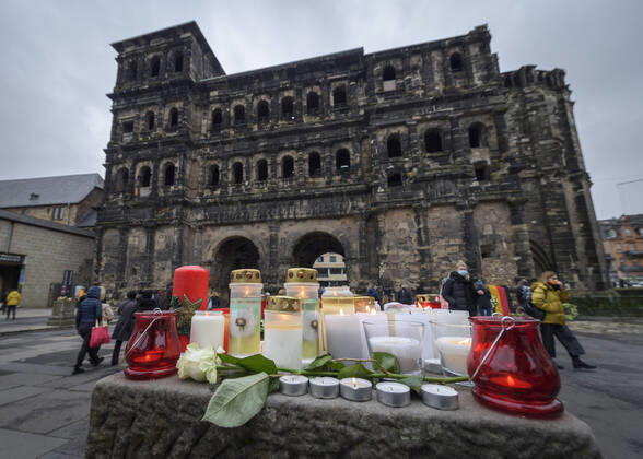 Bilder des Jahres 2020, News 12 Dezember News Themen der Woche KW49 News Bilder des Tages Trier trauert am Mittwoch 02.12.2020) in der Fussgängerzone um die Opfer der Amokfahrt vom Vortag. Nach der Amokfahrt in Trier mit fünf Toten ist gegen den 51-Jährigen Tatverdächtigen Haftbefehl wegen Mordes erlassen worden. Dies entschied der Haftrichter am Mittwoch, wie ein Sprecher der Polizei mitteilte. Das Tatmotiv ist weiter unklar.