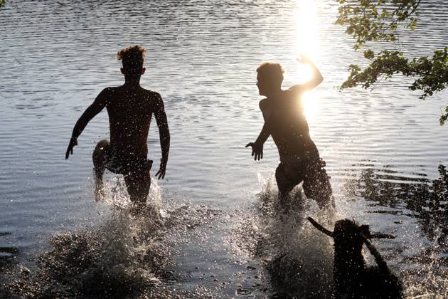 24.05.2020, Dranse, Brandenburg, GER - Silhouette: Jugendliche und Hund rennen in einen See hinein. (MR=yes, 15-20 Jahre, Abend, Abendlicht, abends, aussen, Aussenaufnahme, Baden, Brandenburg, Brueder, deutsch, Deutschland, Dranse, erfrischen, Erfrischung, Europa, europaeisch, Freizeit, Freunde, Freundschaft, Fruehjahr, Fruehling, Gegenlicht, Gegenlichtaufnahme, Geschwister, Gesellschaft, Gewaesser, hinein, Hund, Jahreszeit, Jugendliche, Kumpels, laufen, Licht, Lichtstimmung, Maenner, Menschen, Natur, Personen, QF, Querformat, rennen, Rueckansicht, Schattenrisse, See, Silhouetten, Teenager, Tier, Umrisse, Wasser, Westeuropa) 200524D118DRANSE.JPG