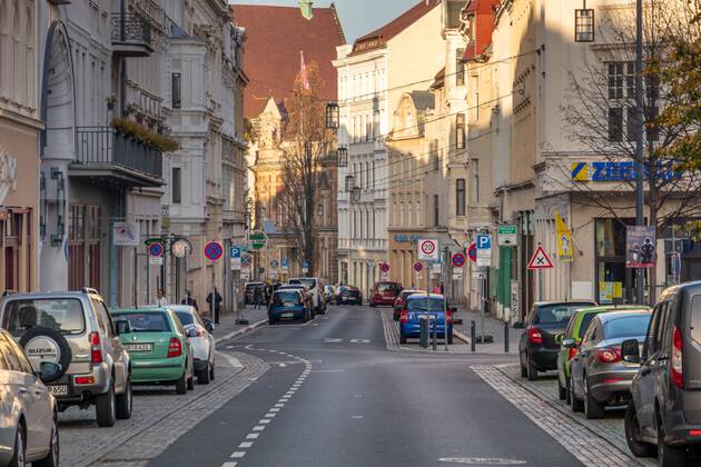 Görlitz - Impressionen aus der Innenstadt Die Innenstadt von Görlitz bietet zahlreiche interessante Gebäude. Besonders der historische Kern ist bei Touristen sehr beliebt. Auch wurden hier zahlreiche Hollywood-Filme gedreht.
