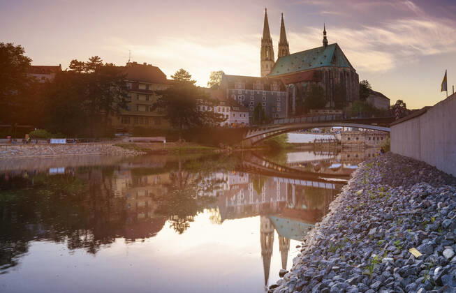 Görlitz - Impressionen aus der Innenstadt Die Görlitzer Innenstadt ist bei Touristen sehr beliebt. Zahlreiche Hollywood-Filme wurden hier bereits gedreht. Görlitz ist die östlichste Stadt Deutschlands. Sie grenzt direkt an Polen.