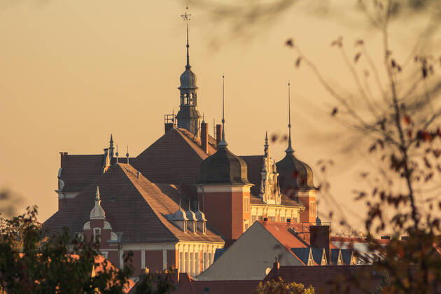 Görlitz - Impressionen aus der Innenstadt Die Görlitzer Innenstadt ist bei Touristen sehr beliebt. Zahlreiche Hollywood-Filme wurden hier bereits gedreht. Görlitz ist die östlichste Stadt Deutschlands. Sie grenzt direkt an Polen.