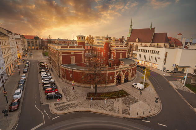 Görlitz - Impressionen aus der Innenstadt Die Görlitzer Innenstadt ist bei Touristen sehr beliebt. Zahlreiche Hollywood-Filme wurden hier bereits gedreht. Görlitz ist die östlichste Stadt Deutschlands. Sie grenzt direkt an Polen.