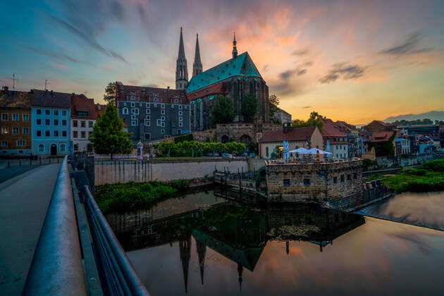 Görlitz - Impressionen aus der Innenstadt Die Görlitzer Innenstadt ist bei Touristen sehr beliebt. Zahlreiche Hollywood-Filme wurden hier bereits gedreht. Görlitz ist die östlichste Stadt Deutschlands. Sie grenzt direkt an Polen.
