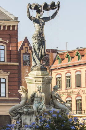 Görlitz - Impressionen aus der Innenstadt Die Görlitzer Innenstadt ist bei Touristen sehr beliebt. Zahlreiche Hollywood-Filme wurden hier bereits gedreht. Görlitz ist die östlichste Stadt Deutschlands. Sie grenzt direkt an Polen.