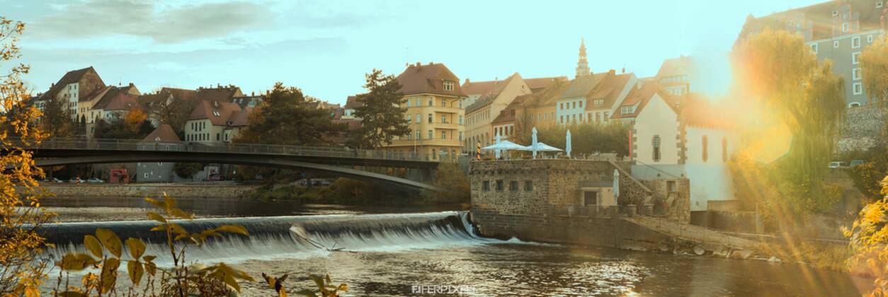 Görlitz - Impressionen aus der Innenstadt Die Görlitzer Innenstadt ist bei Touristen sehr beliebt. Zahlreiche Hollywood-Filme wurden hier bereits gedreht. Görlitz ist die östlichste Stadt Deutschlands. Sie grenzt direkt an Polen.