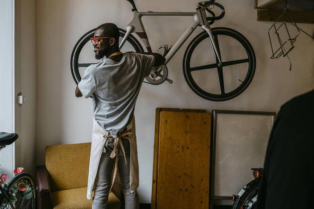 IMAGO Creative: Kreative Renaissance -- der junge Entrepreneur Rear view of male owner repairing bicycle in workshop, MA82934, Germany, Berlin, model released, property released Copyright: xMaskotx