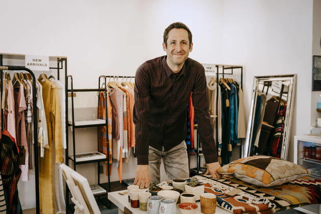 IMAGO Creative: Kreative Renaissance -- der junge Entrepreneur Portrait of smiling male owner standing in clothing store, MA82953, Germany, Berlin, model released, property released Copyright: xMaskotx