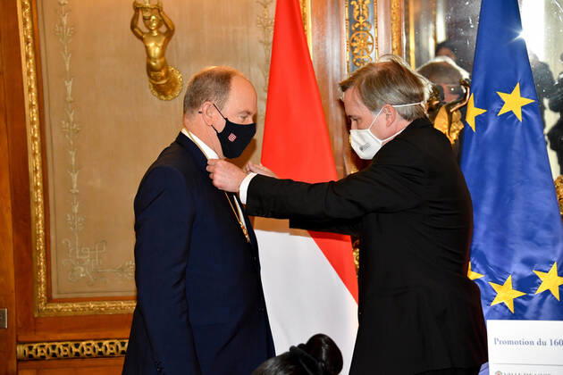 Fürst Albert II. von Monaco erhält Golden Eagle Auszeichnung in Nizza HSH Prince Albert of Monaco and Christian Estrosi, Mayor of Nice, receive the Golden Eagle, main distinction of Aigla Nissarda, as part of the promotion of the 160th anniversary of the Union of the Count of Nice to France. Francois Daure et S.A.S. Le Prince Albert de Monaco - Remise de l Aigla Nissarda a S.A.S. Le Prince Albert de Monaco et a Christian Estrosi, Maire de Nice, Villa Massena a Nice. S.A.S. Le Prince Albert de Monaco, et Christian Estrosi, Maire de Nice, recoivent l Aigle d?Or, principale distinction de l Aigla Nissarda, dans le cadre de la promotion du 160eme anniversaire de l Union du Comte de Nice a la France. L ordre de l Aigla Nissarda a ete cree en 1962 par Leon Barety, ancien Ministre, depute des Alpes-Maritimes, afin Copyright: xL.Urmanx xStarfacex STAR_262957_017