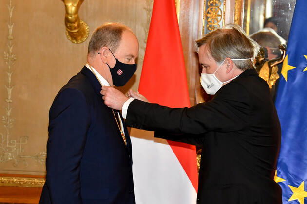 Fürst Albert II. von Monaco erhält Golden Eagle Auszeichnung in Nizza HSH Prince Albert of Monaco and Christian Estrosi, Mayor of Nice, receive the Golden Eagle, main distinction of Aigla Nissarda, as part of the promotion of the 160th anniversary of the Union of the Count of Nice to France. Francois Daure et S.A.S. Le Prince Albert de Monaco - Remise de l Aigla Nissarda a S.A.S. Le Prince Albert de Monaco et a Christian Estrosi, Maire de Nice, Villa Massena a Nice. S.A.S. Le Prince Albert de Monaco, et Christian Estrosi, Maire de Nice, recoivent l Aigle d?Or, principale distinction de l Aigla Nissarda, dans le cadre de la promotion du 160eme anniversaire de l Union du Comte de Nice a la France. L ordre de l Aigla Nissarda a ete cree en 1962 par Leon Barety, ancien Ministre, depute des Alpes-Maritimes, afin Copyright: xL.Urmanx xStarfacex STAR_262957_018