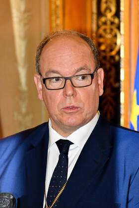 Fürst Albert II. von Monaco erhält Golden Eagle Auszeichnung in Nizza HSH Prince Albert of Monaco and Christian Estrosi, Mayor of Nice, receive the Golden Eagle, main distinction of Aigla Nissarda, as part of the promotion of the 160th anniversary of the Union of the Count of Nice to France. Remise de l Aigla Nissarda a S.A.S. Le Prince Albert de Monaco et a Christian Estrosi, Maire de Nice, Villa Massena a Nice. S.A.S. Le Prince Albert de Monaco, et Christian Estrosi, Maire de Nice, recoivent l Aigle d?Or, principale distinction de l Aigla Nissarda, dans le cadre de la promotion du 160eme anniversaire de l Union du Comte de Nice a la France. L ordre de l Aigla Nissarda a ete cree en 1962 par Leon Barety, ancien Ministre, depute des Alpes-Maritimes, afin de mettre a l honneur des personnes attachees a Nice, Copyright: xL.Urmanx xStarfacex STAR_262957_037