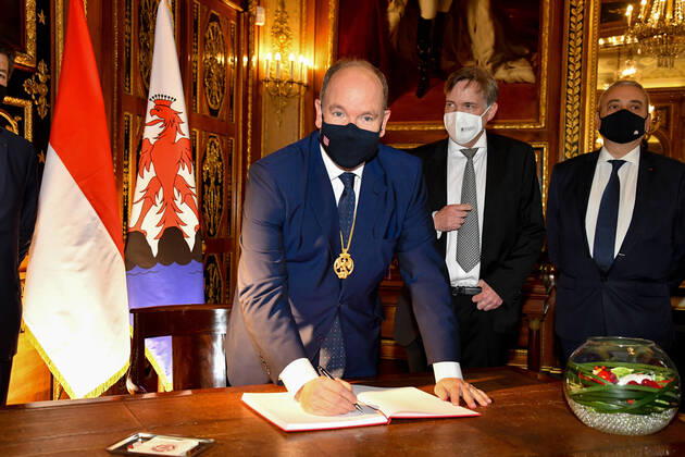 Entertainment Themen der Woche KW50 Entertainment Bilder des Tages Fürst Albert II. von Monaco erhält Golden Eagle Auszeichnung in Nizza HSH Prince Albert of Monaco and Christian Estrosi, Mayor of Nice, receive the Golden Eagle, main distinction of Aigla Nissarda, as part of the promotion of the 160th anniversary of the Union of the Count of Nice to France. Francois Daure, S.A.S. Le Prince Albert de Monaco et Christian Estrosi - Remise de l Aigla Nissarda a S.A.S. Le Prince Albert de Monaco et a Christian Estrosi, Maire de Nice, Villa Massena a Nice. S.A.S. Le Prince Albert de Monaco, et Christian Estrosi, Maire de Nice, recoivent l Aigle d?Or, principale distinction de l Aigla Nissarda, dans le cadre de la promotion du 160eme anniversaire de l Union du Comte de Nice a la France. L ordre de l Aigla Nissarda a ete cree en 1962 par Leon Barety, ancien Ministre, depute des Al Copyright: xL.Urmanx xStarfacex STAR_262957_060