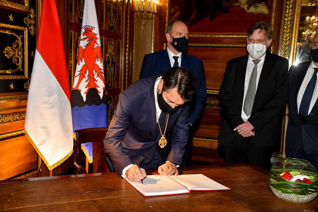 Fürst Albert II. von Monaco erhält Golden Eagle Auszeichnung in Nizza HSH Prince Albert of Monaco and Christian Estrosi, Mayor of Nice, receive the Golden Eagle, main distinction of Aigla Nissarda, as part of the promotion of the 160th anniversary of the Union of the Count of Nice to France. Francois Daure, S.A.S. Le Prince Albert de Monaco et Christian Estrosi - Remise de l Aigla Nissarda a S.A.S. Le Prince Albert de Monaco et a Christian Estrosi, Maire de Nice, Villa Massena a Nice. S.A.S. Le Prince Albert de Monaco, et Christian Estrosi, Maire de Nice, recoivent l Aigle d?Or, principale distinction de l Aigla Nissarda, dans le cadre de la promotion du 160eme anniversaire de l Union du Comte de Nice a la France. L ordre de l Aigla Nissarda a ete cree en 1962 par Leon Barety, ancien Ministre, depute des Al Copyright: xL.Urmanx xStarfacex STAR_262957_065
