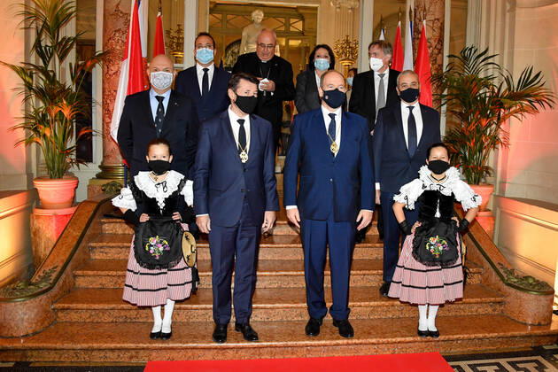Fürst Albert II. von Monaco erhält Golden Eagle Auszeichnung in Nizza HSH Prince Albert of Monaco and Christian Estrosi, Mayor of Nice, receive the Golden Eagle, main distinction of Aigla Nissarda, as part of the promotion of the 160th anniversary of the Union of the Count of Nice to France. Francois Daure, S.A.S. Le Prince Albert de Monaco et Christian Estrosi - Remise de l Aigla Nissarda a S.A.S. Le Prince Albert de Monaco et a Christian Estrosi, Maire de Nice, Villa Massena a Nice. S.A.S. Le Prince Albert de Monaco, et Christian Estrosi, Maire de Nice, recoivent l Aigle d?Or, principale distinction de l Aigla Nissarda, dans le cadre de la promotion du 160eme anniversaire de l Union du Comte de Nice a la France. L ordre de l Aigla Nissarda a ete cree en 1962 par Leon Barety, ancien Ministre, depute des Al Copyright: xL.Urmanx xStarfacex STAR_262957_078