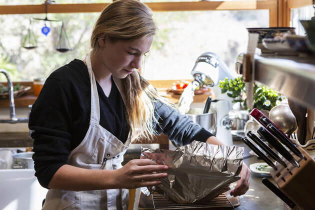 IMAGO Creative: Digitale Welt, Verzicht auf Technologie teenage girl in kitchen baking a cake. teenage girl in kitchen baking a cake.  teenage girl in kitchen baking a cake.