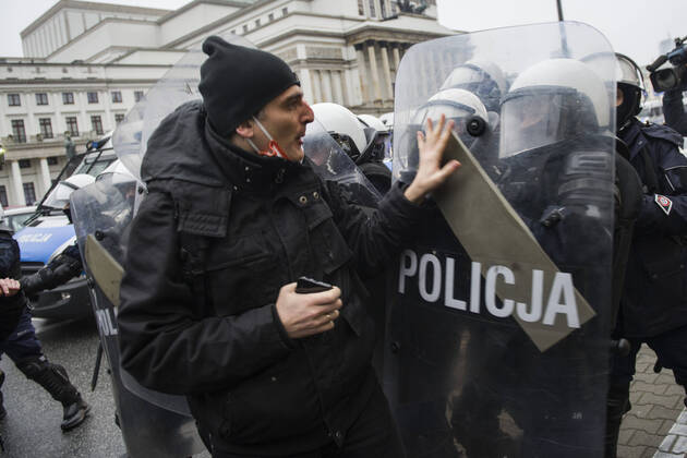 Bilder des Jahres 2020, News 12 Dezember News Themen der Woche KW50 News Bilder des Tages December 13, 2020, Warsaw, Masovian, Poland: A protester confronts the riot police officer during the demonstration.. We re going for freedom. We re going for everything! (Idziemy po Wolno??. Idziemy po Wszystko!). This was the slogan of a protest in the form of a march organized by the Women s Strike (Strajk Kobiet) against the ruling Law and Justice (PiS) party and the decision of the Constitutional Court that ruled in October to further tighten the country s already restrictive abortion law. The Entrepreneurs Strike organization (Strajk Przedsiebiorcow) and representatives of various other groups and professions joined the protest. Protesters marched from Warsaw s center to Jaroslaw Kaczynski s house - the leader of the Law and Justi - ZUMAs197 20201213_zaa_s197_062 Copyright: xAttilaxHusejnowx
