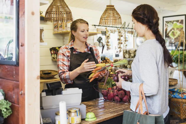 Female customer talking with cashier at health food store , model released Copyright: xMaskotx , MA49335